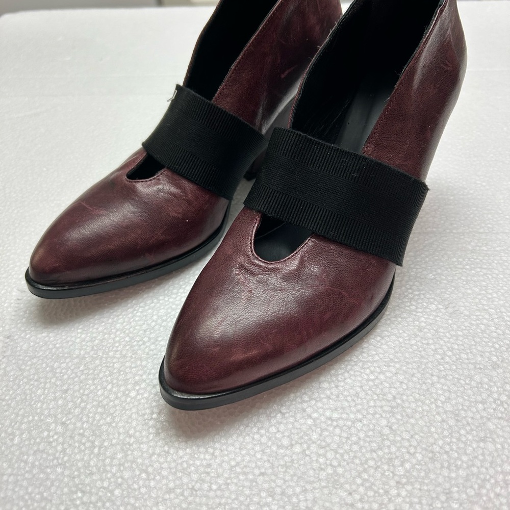Ego Trip Distressed Leather Shoes
Full Heel
Burgundy Brown Size 6
5 Star Seller
